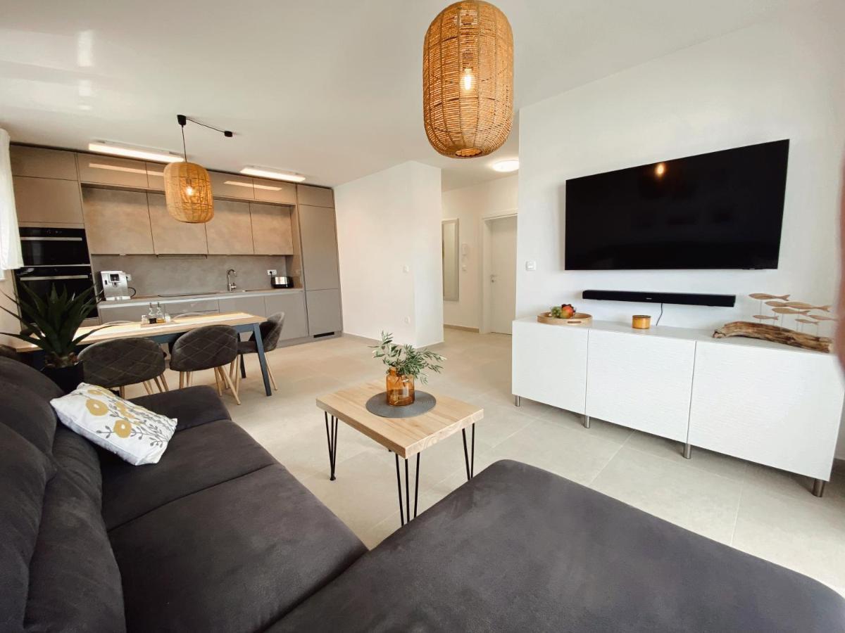Apartment Agnes With 63 M2 Rooftop Terrace, Grill And Pool Okrug Gornji Εξωτερικό φωτογραφία