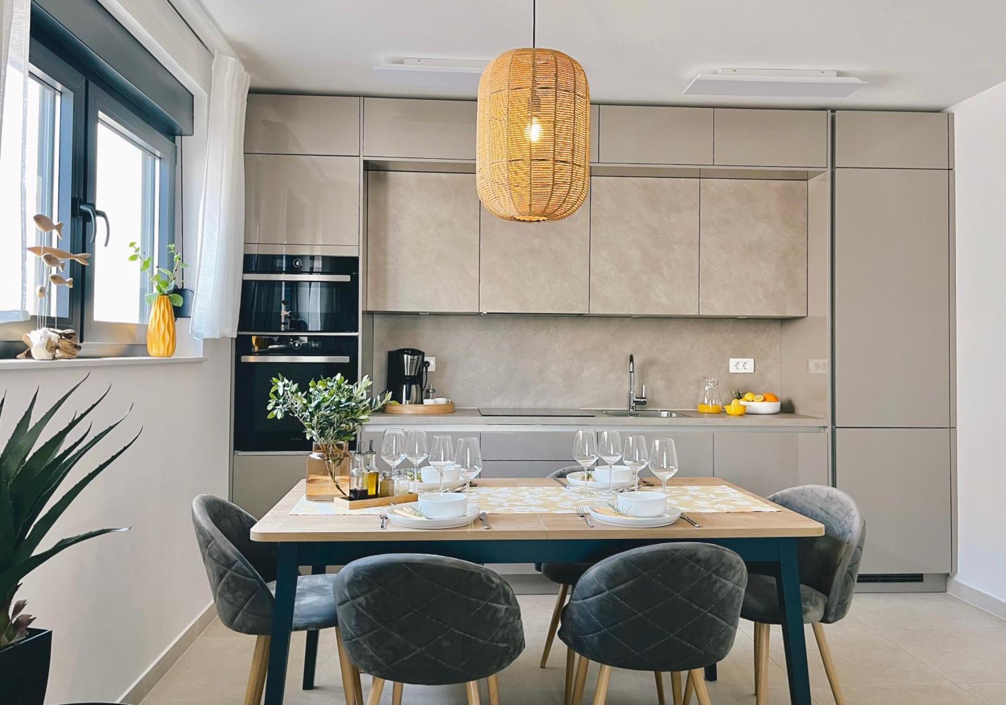 Apartment Agnes With 63 M2 Rooftop Terrace, Grill And Pool Okrug Gornji Εξωτερικό φωτογραφία