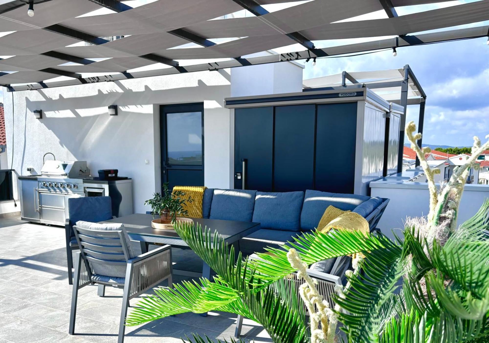 Apartment Agnes With 63 M2 Rooftop Terrace, Grill And Pool Okrug Gornji Εξωτερικό φωτογραφία