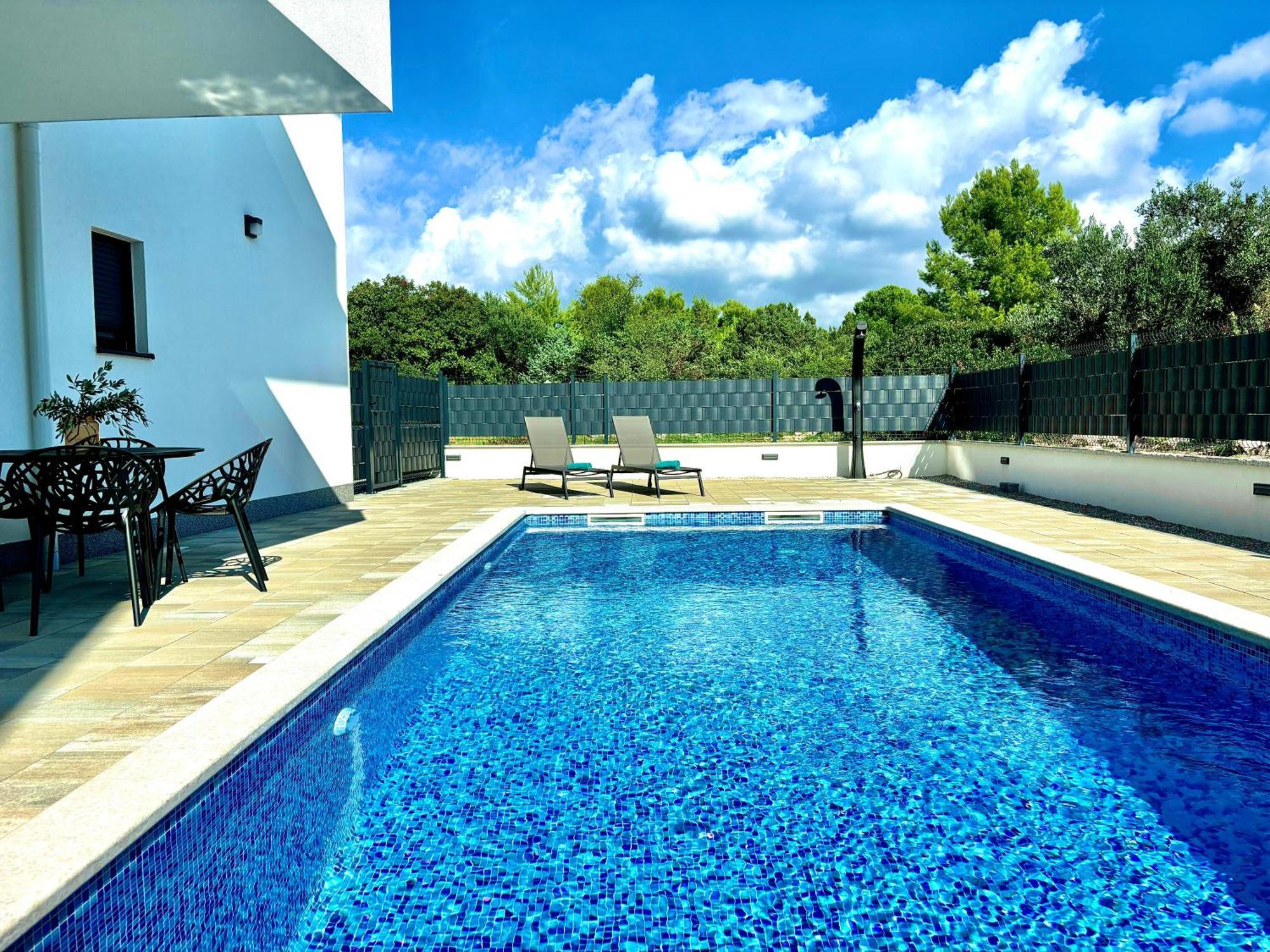 Apartment Agnes With 63 M2 Rooftop Terrace, Grill And Pool Okrug Gornji Εξωτερικό φωτογραφία